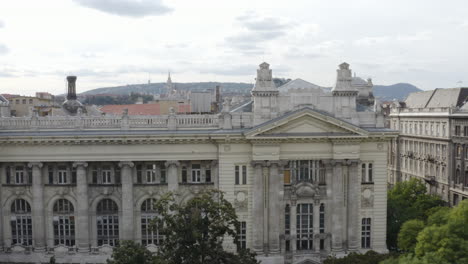 aéreo - la ciudad vieja de budapest, hungría, gran plano ascendente revela