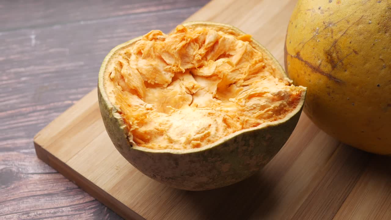 잘라진 빌베리 과일의 클로즈업