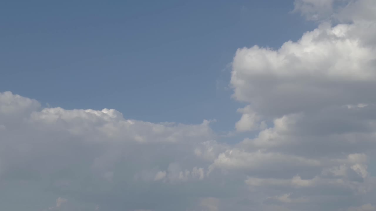 오후 중반에 여름 하늘 비 구름 시간 경과
