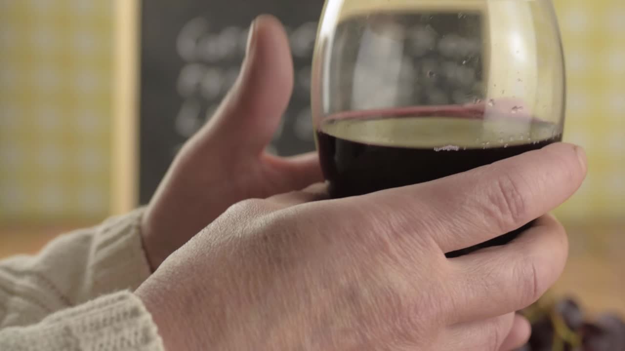 레드 와인 카페 중간 샷 잔을 들고 있는 손