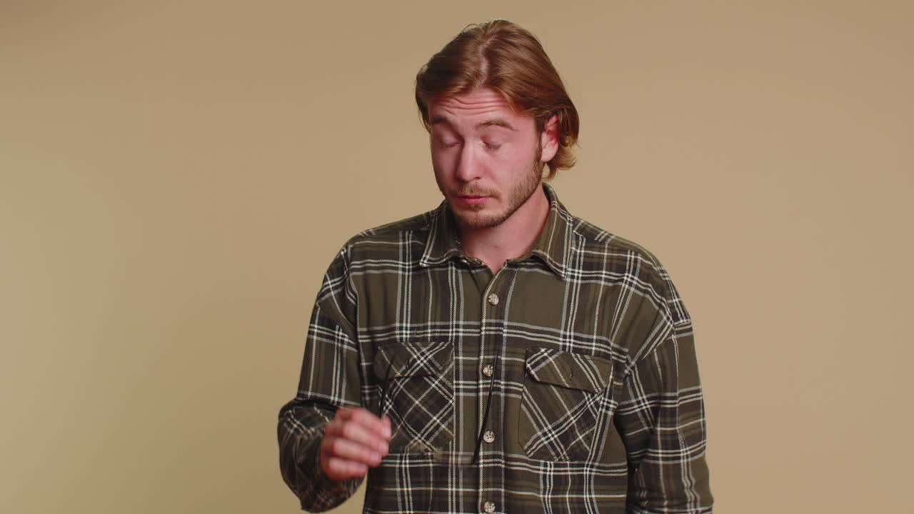 agotado hombre cansado quitarse las gafas siente dolor en los ojos exceso de trabajo agotamiento estrés de largas horas de trabajo