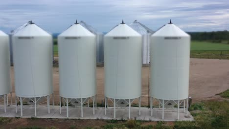 el dron captura una vasta extensión de silos de grano en el norte de la columbia británica.