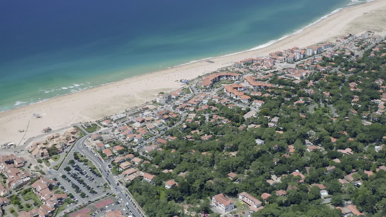 vistas aéreas de drones de la ciudad de la playa vieux-bocau-les-bains en el sur de francia