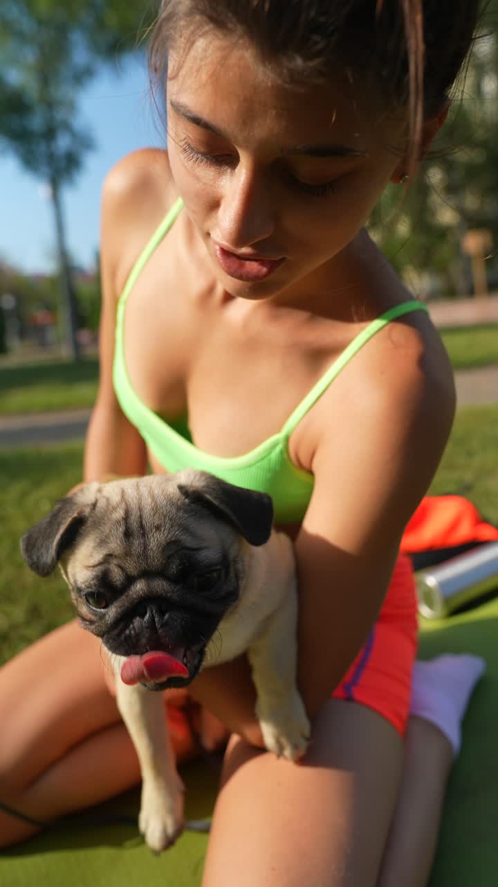 공원 에서 퓨그 강아지 와 함께 있는 여자