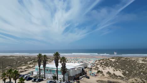 las imágenes aéreas de la costa de costa da caparica de gloriosas playas de arena, poderosas olas del atlántico