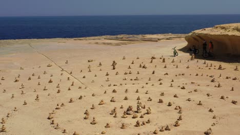 formaciones rocosas artificiales en forma de espiral en la costa cerca de salinas, malta, sobrevuelo aéreo de bajo nivel