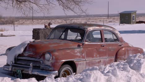 un viejo cadillac abandonado en atomic city, idaho en un frío día de invierno