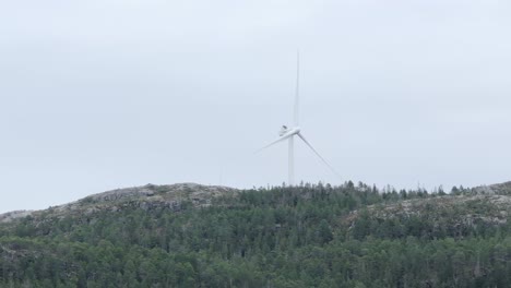 Molino-De-Viento-Para-La-Producción-De-Energía-Eléctrica-Cerca-De-Hildremsvatnet,-Noruega---Amplia