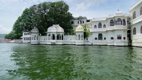 Arquitectura-Rajput-Del-Palacio-De-La-Isla-Jagmadir-En-El-Lago