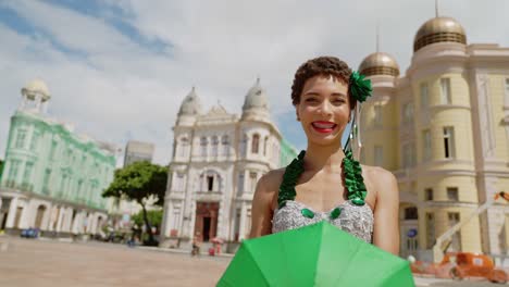 retrato de una bailarina de frevo en el carnaval callejero de recife, pernambuco, brasil.