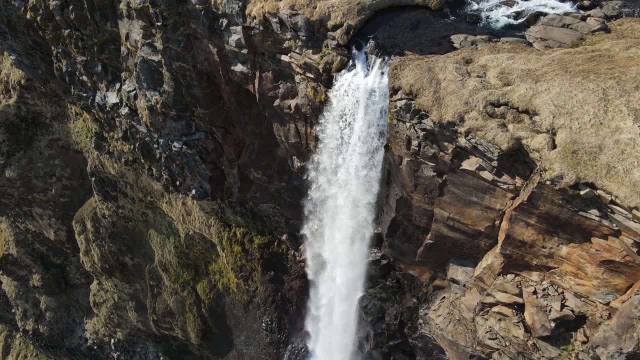 islandia cascada bjarnarfoss aéreo drone