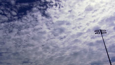 Nubes-De-Lapso-De-Tiempo-Pasando-Sobre-Un-Campo-De-Fútbol