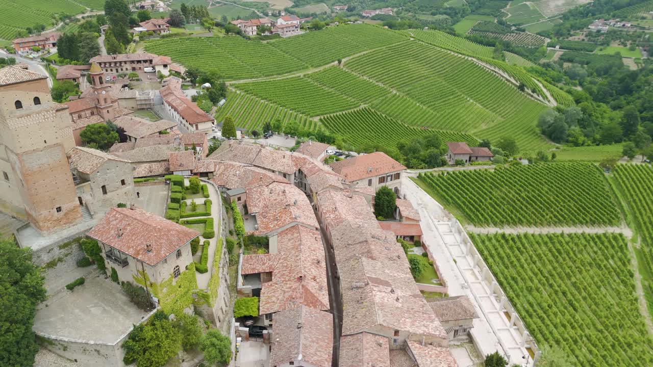 serralunga d'alba, región de langhe, cuneo, piamonte, italia. vista aérea de 4k de la ciudad y los viñedos. langhe-roero y monferrato. volando hacia adelante por encima de la calle principal con el castillo a la izquierda.