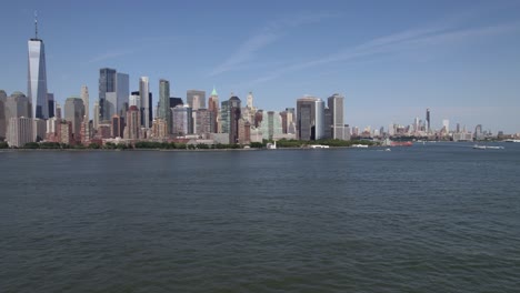 Velero-En-El-Río-Hudson-Con-Fondo-De-Horizonte-De-Manhattan,-Ny---Antena-De-Seguimiento