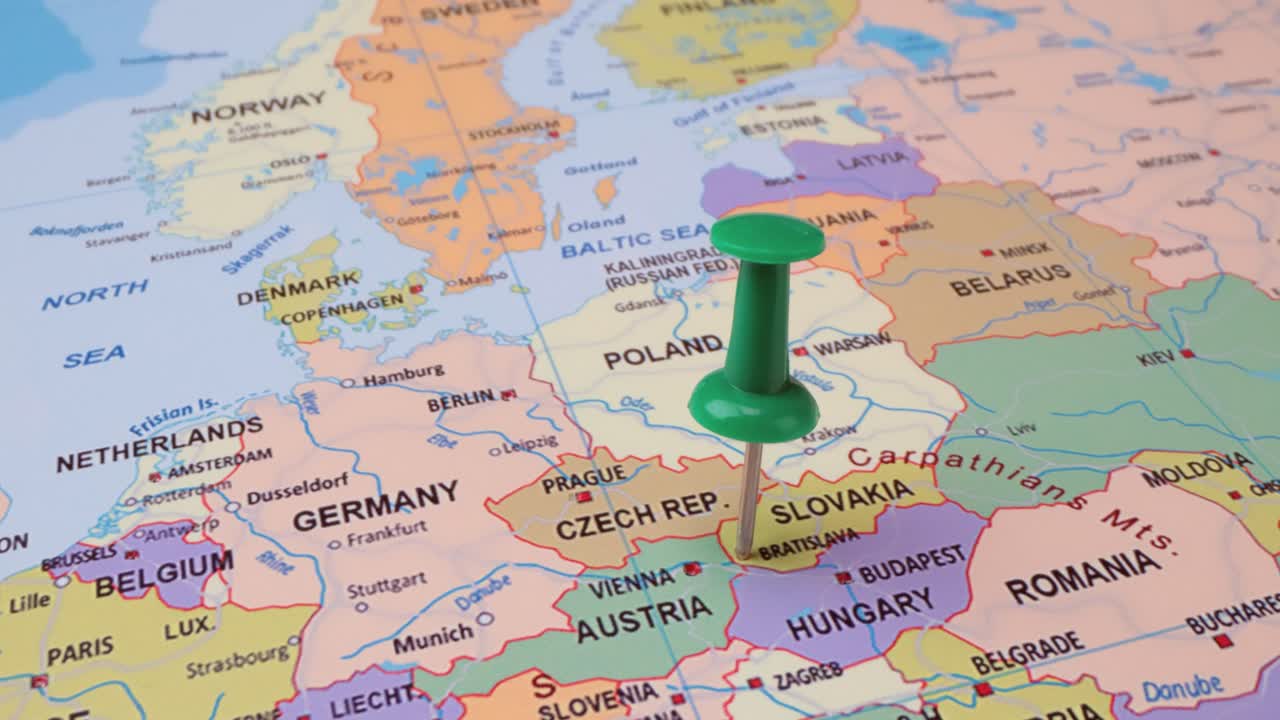 슬로바키아 - 세계 지도에서 녹색 푸시핀으로 여행 개념. 지도의 위치 지점은 슬로바키아의 수도 브라티슬라바를 가리킨다.