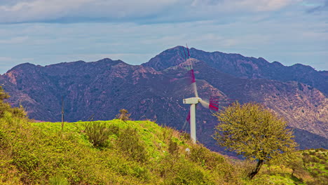 Tiro-De-Lapso-De-Tiempo-De-La-Turbina-Eólica-Giratoria-En-La-Colina-Durante-El-Día-Nublado-Y-Soleado-En-La-Isla-De-Sicilia,-Italia