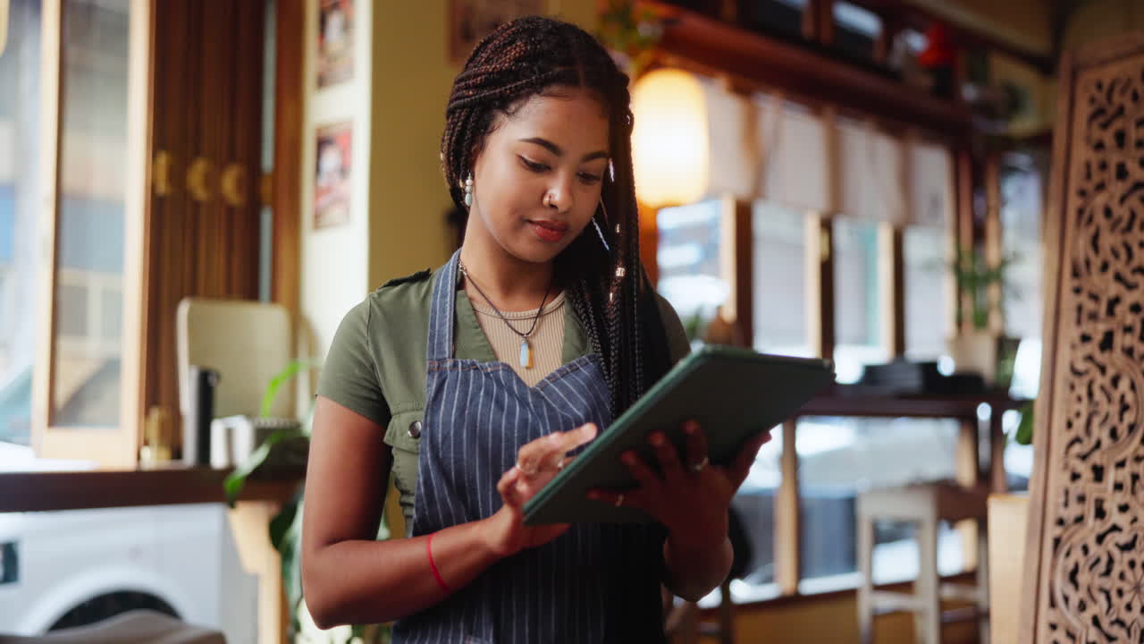 mujer usando tableta en el café