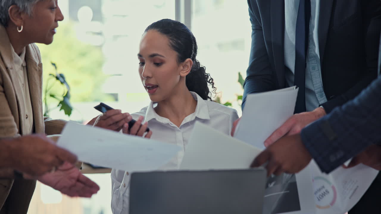 mujer de negocios, papeleo y gestión del tiempo