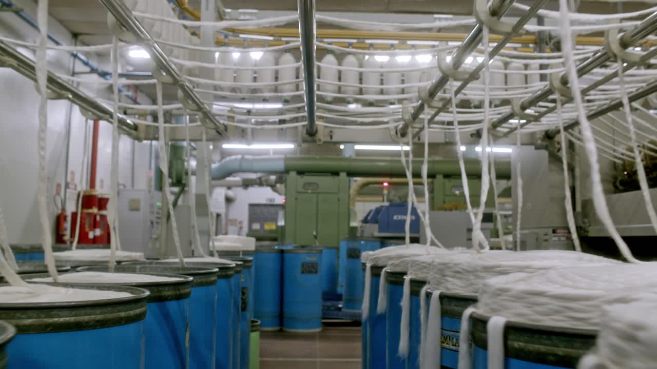 브라질 의 면화 공장 에서 새로 가공 된 직물 의 통 들