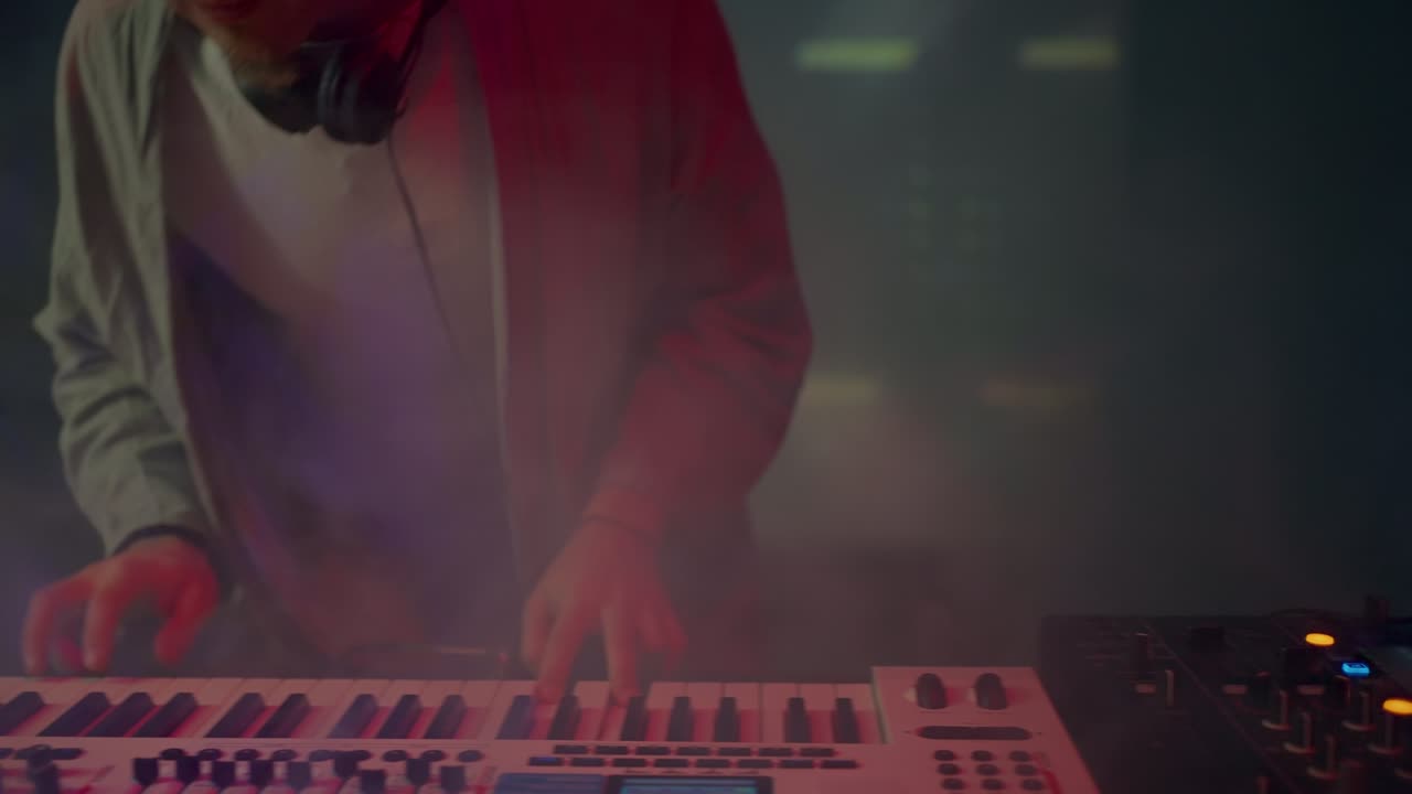 dj está en la fiesta de rock del controlador de mezcladores en el club nocturno