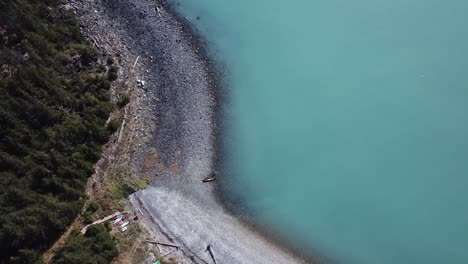 Vorbereitung-Der-Kajaks-Am-Ufer