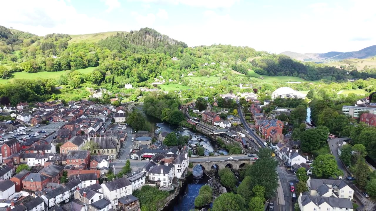Llangollen, Galles del Nord. Cittadina panoramica sul fiume, vista aerea inversa con drone