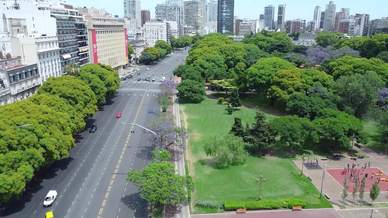 asombroso paisaje de la avenida libertador con coloridos árboles y jacarandas, en buenos aires