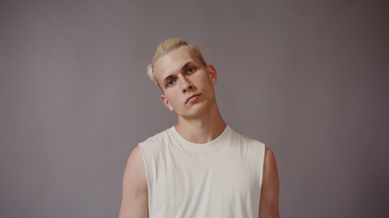 hombre con cabello rubio y camiseta blanca
