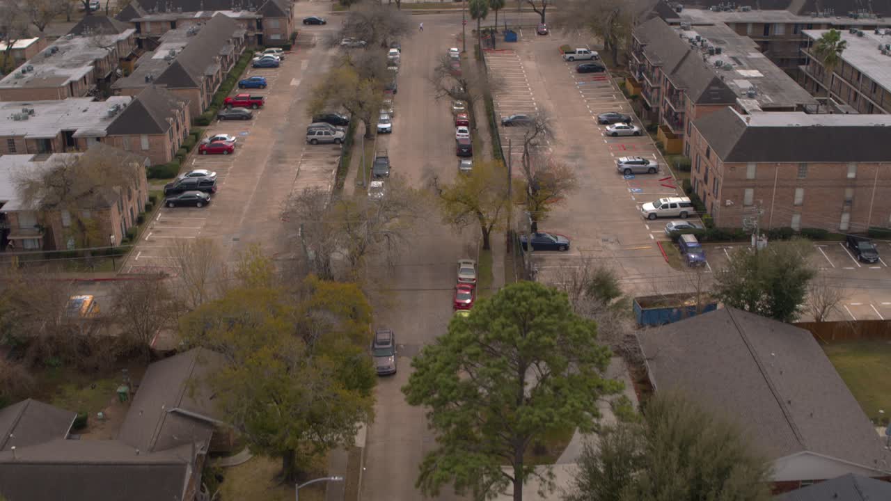 Riprese con drone di tranquille case unifamiliari in una tranquilla comunità residenziale a East Houston, Texas. Perfetto per contenuti immobiliari e sul quartiere.