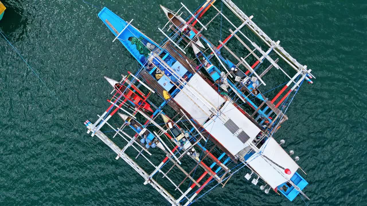 barco madre y barcos de pesca en el agua en surigao del norte, filipinas