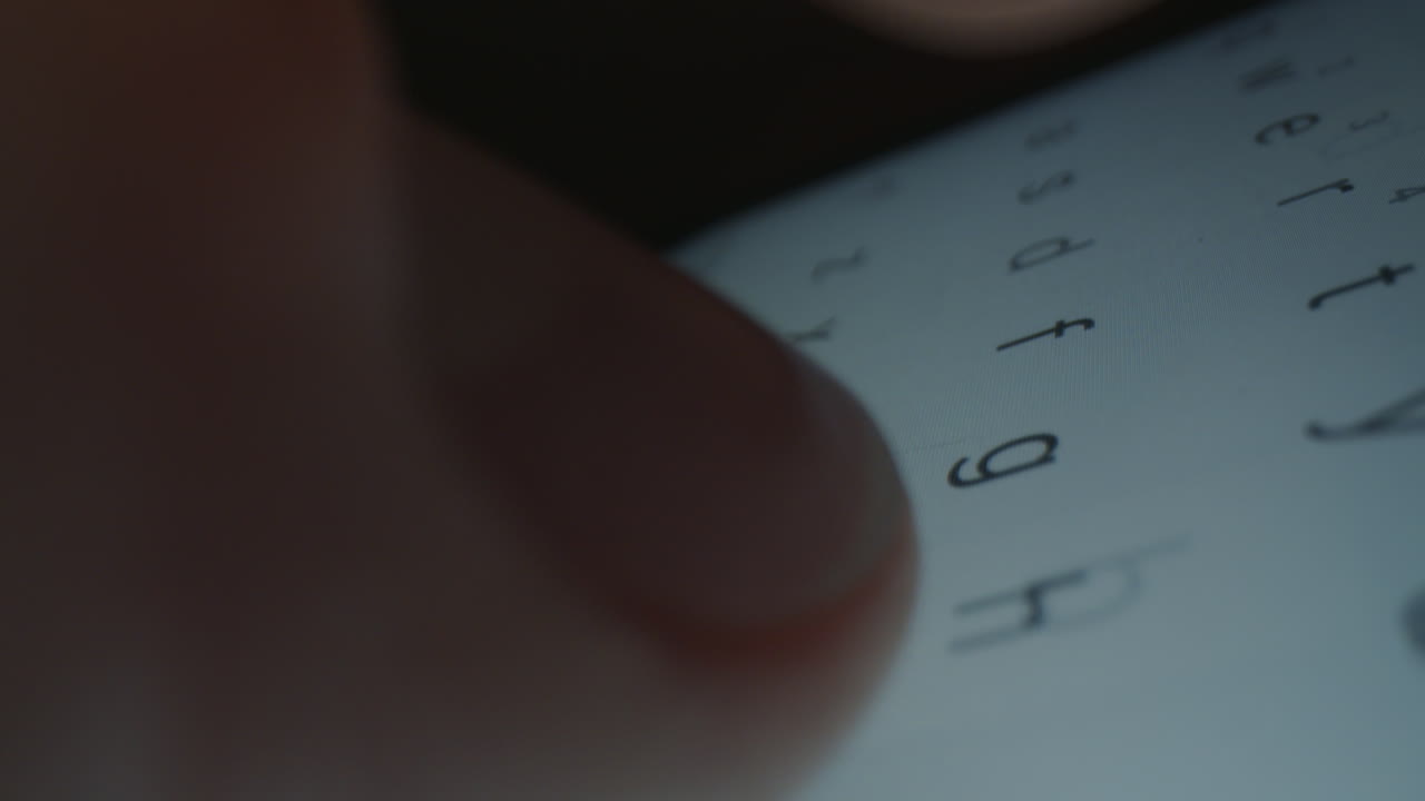 persona escribiendo en la pantalla de un teléfono inteligente