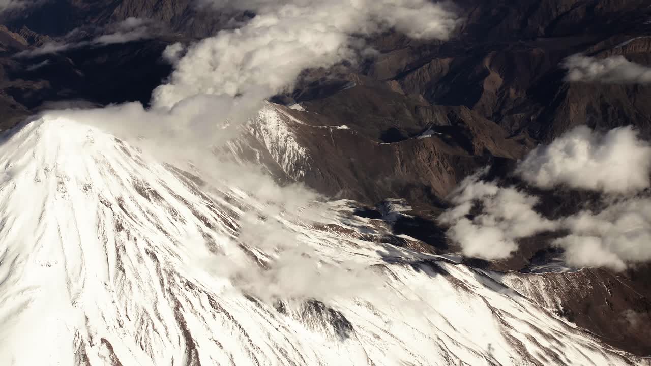 vista aérea desde un avión del paisaje montañoso cubierto de nieve de irán en el medio oriente