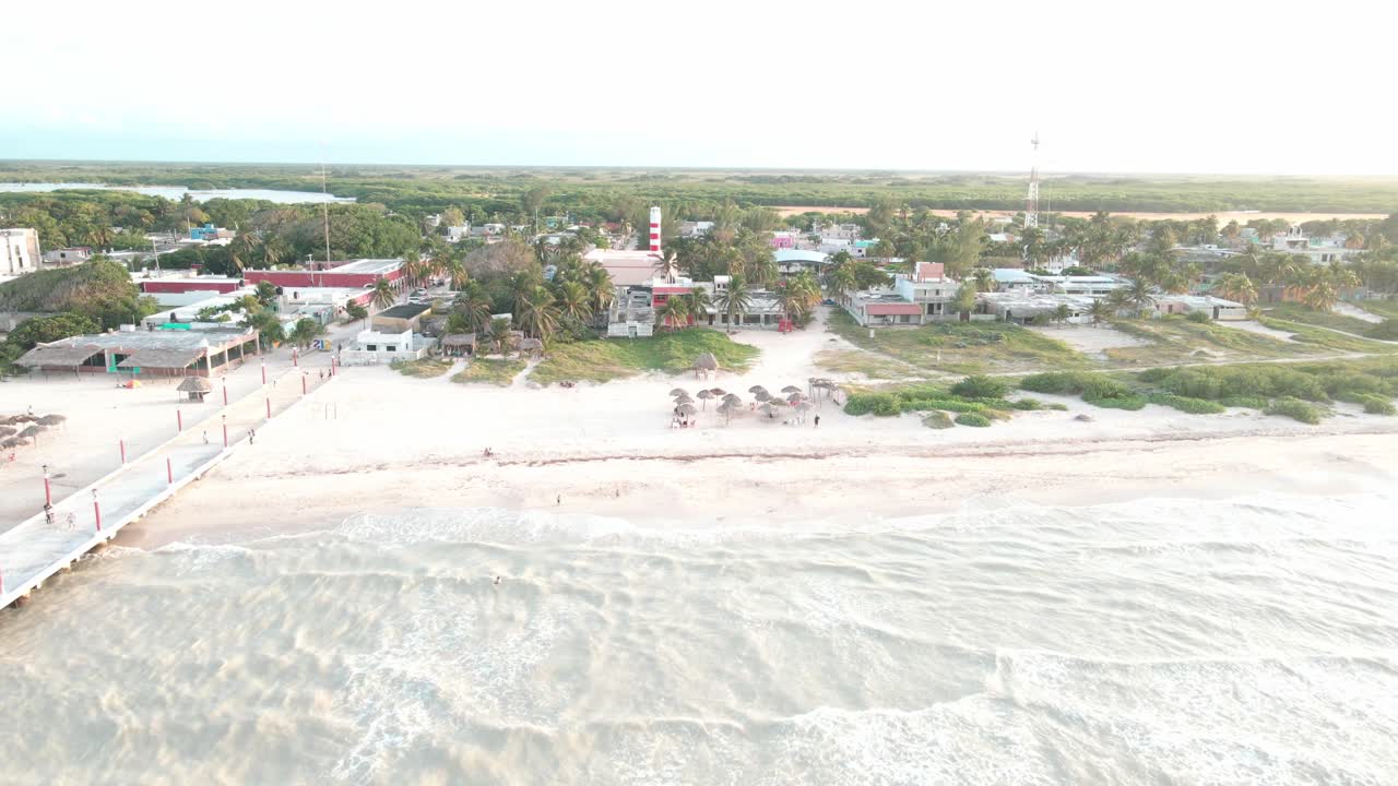la playa del puerto de sisal mexico