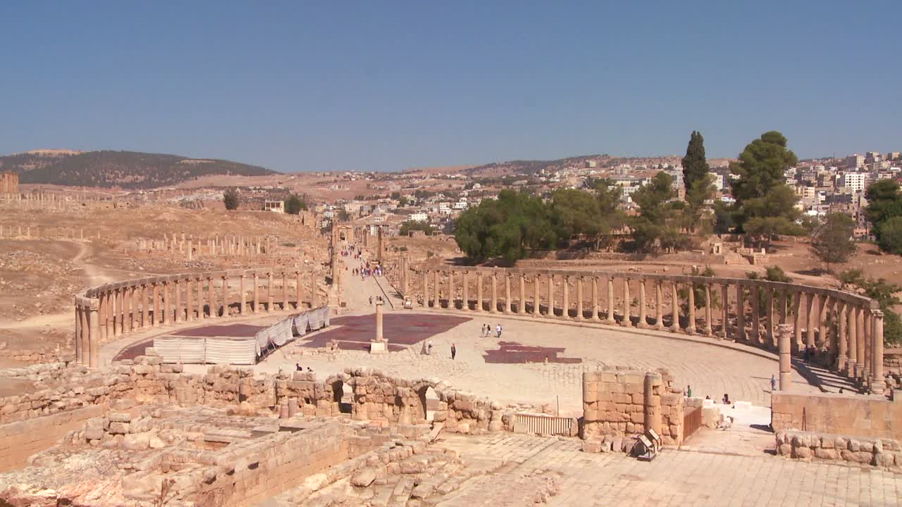 un tiro de ángulo bajo mirando hacia los pilares en la ciudad romana de jerash en jordania 1