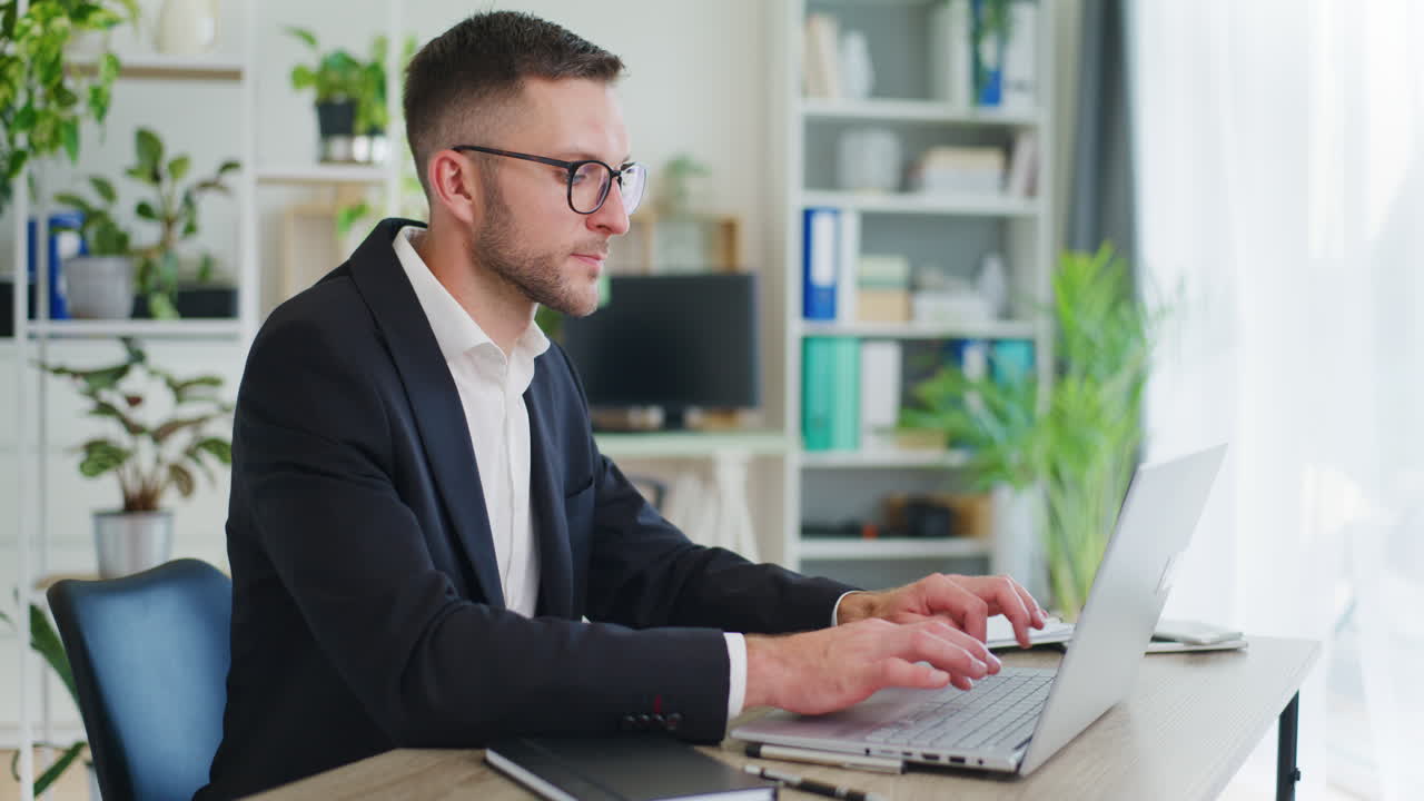 agente inmobiliario escribiendo en la computadora portátil preparando una oferta