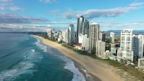 Volando-A-Lo-Largo-De-Las-Playas-De-La-Costa-De-Oro-Dorado,-Broadbeach,-Australia