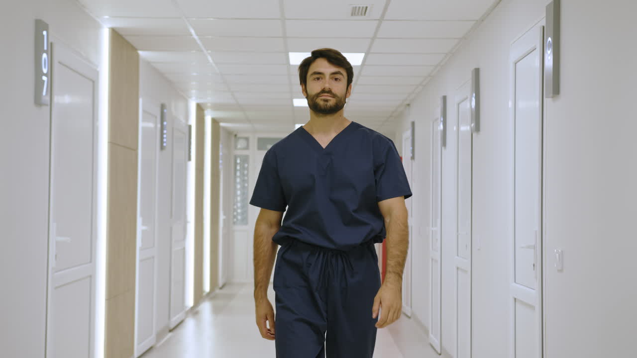 el doctor caminando por el pasillo del hospital.