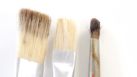primer plano de pinceles de pintura