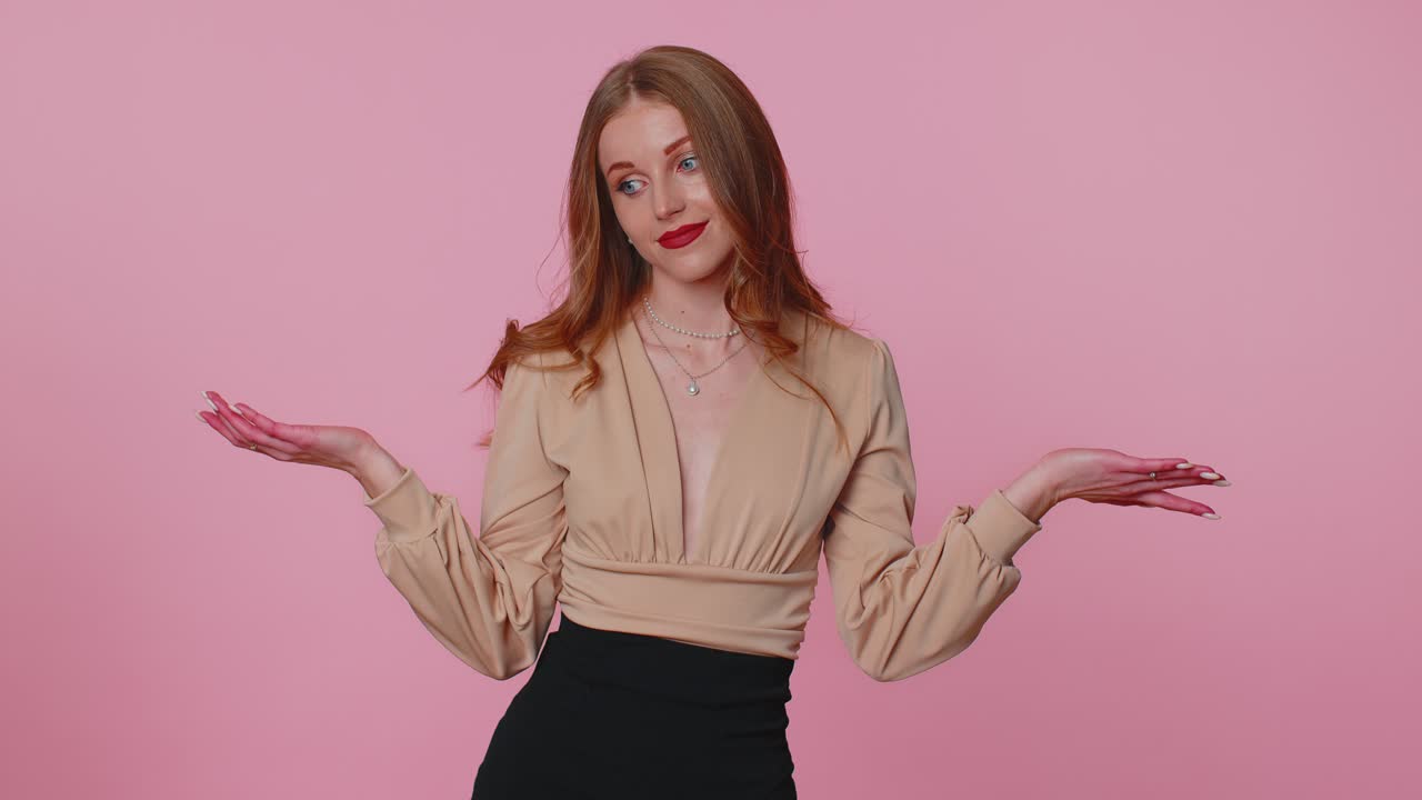 소녀는 분노한 표정으로 손을 들고 왜, 실패의 어떤 이유를 묻고, 불신을 나타니다.