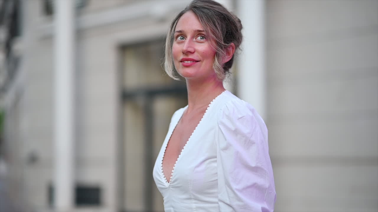 Kvinde i hvid kjole, der poserer i Cannes, Frankrig