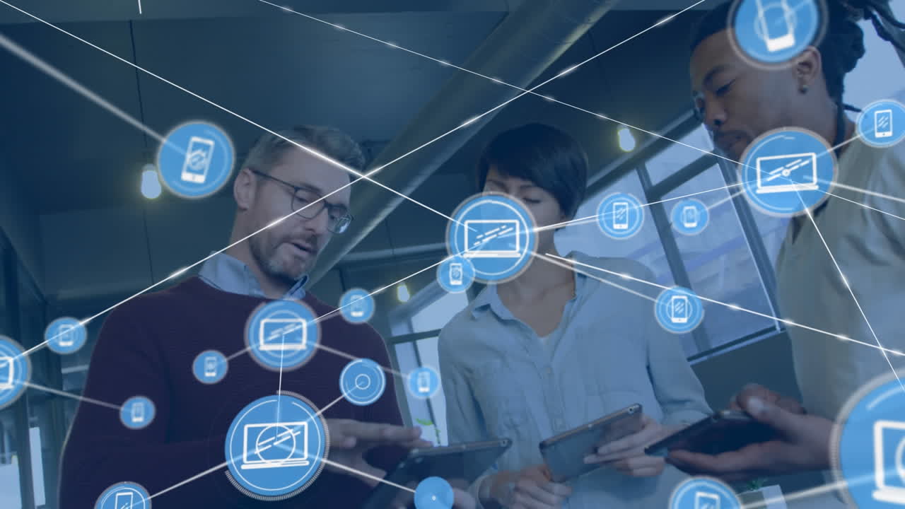 animación de una red de iconos digitales sobre un grupo de diversos colegas discutiendo juntos en la oficina
