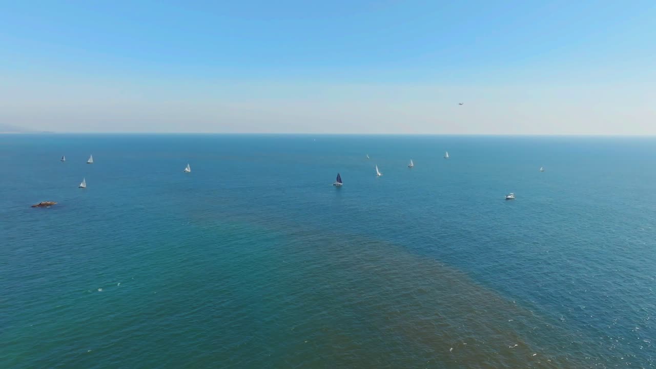 미국 캘리포니아 의 다나 포인트 의 평온 한 투르코이즈 바다 에 있는 항해 보트 - 공중 드론 촬영