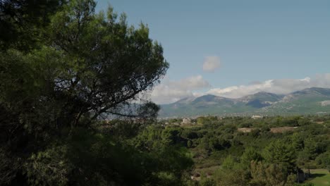 Vista-Panorámica-De-La-Montaña-Parnitha-Y-Hermosos-Campos-Verdes,-Otoño-De-2020