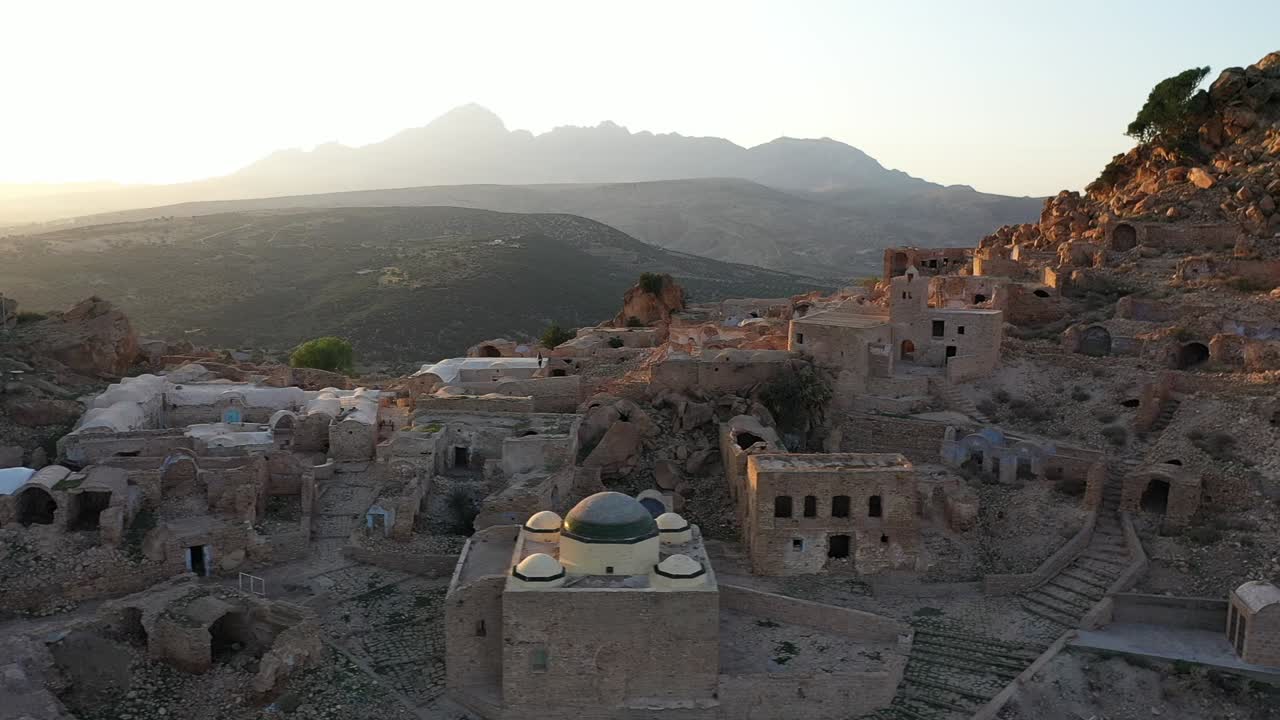 disparo de dron moviéndose a la izquierda por encima de la antigua aldea en túnez