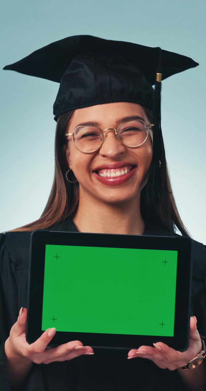 Neolaureato felice con tablet a schermo verde