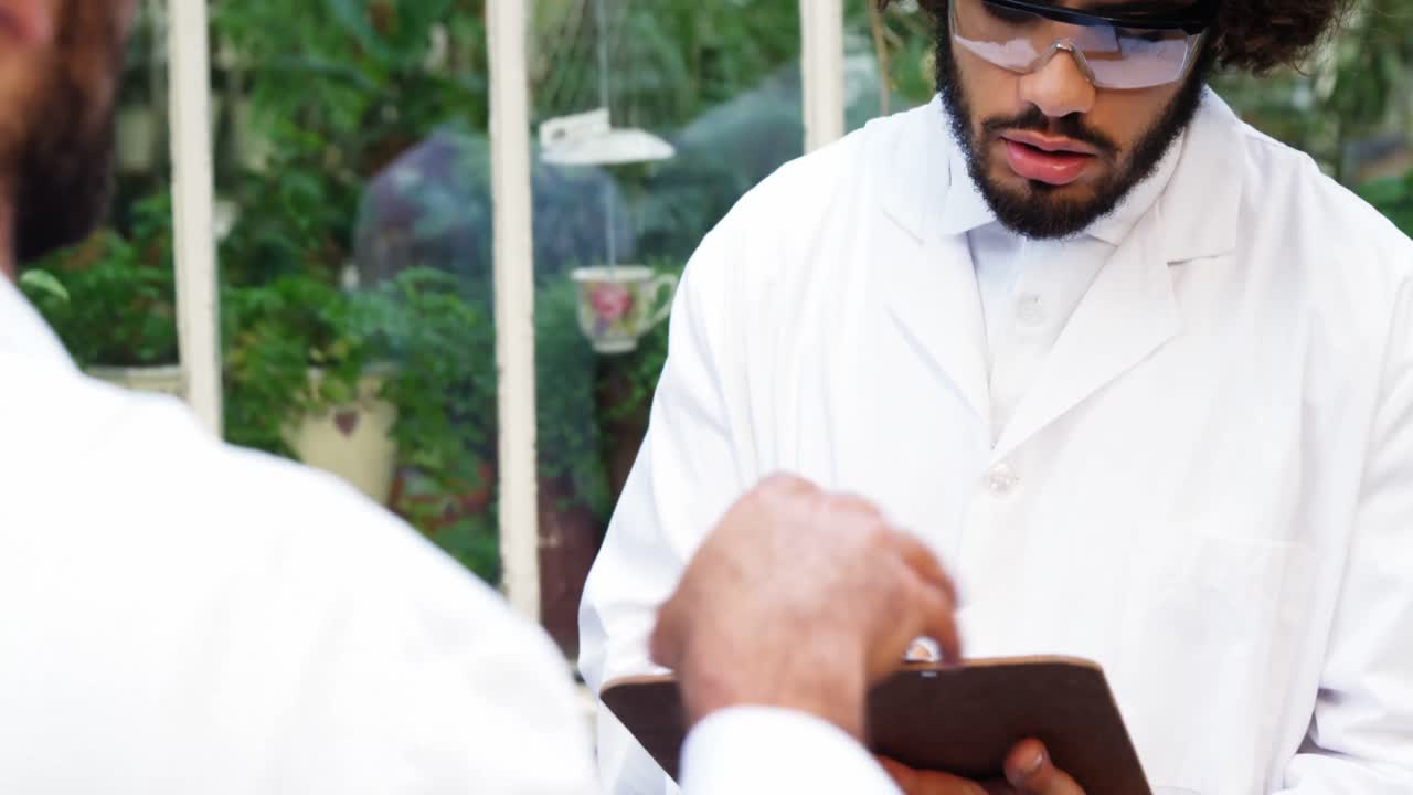 hombres interactuando y tomando notas