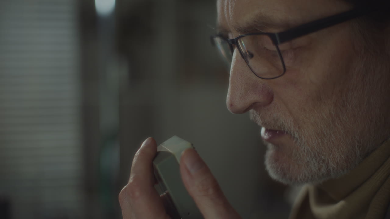 el espía escucha grabaciones discretas.