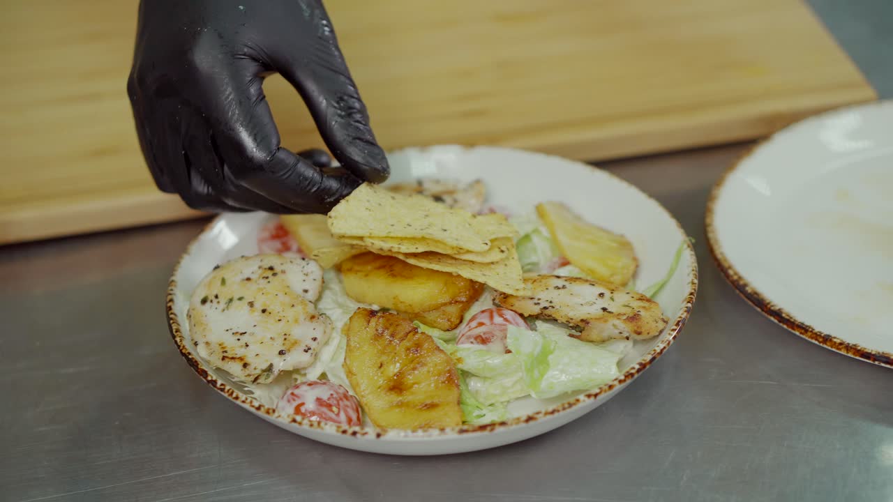 ensalada césar con pollo a la parrilla, piña y papas fritas de tortilla