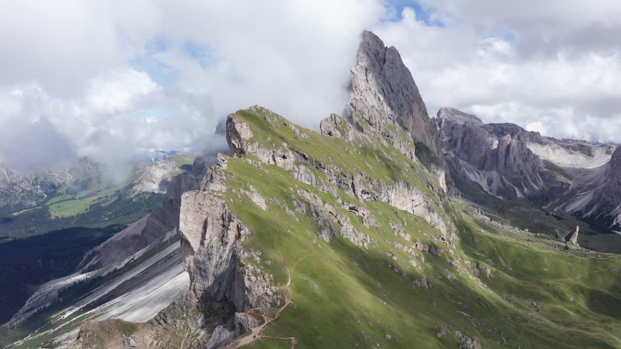 arco aéreo de la impresionante cordillera de seceda con torres de fermeda