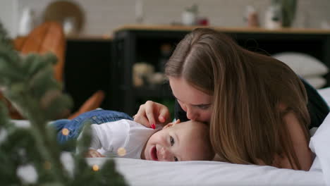 Junge-Mutter-Umarmt-Ihr-Neugeborenes-Kind.-Mutter-Stillt-Baby.-Frau-Und-Neugeborener-Junge-Entspannen-Sich-In-Einem-Weißen-Schlafzimmer.-Familie-Zu-Hause.-Konzept-Der-Liebe,-Des-Vertrauens-Und-Der-Zärtlichkeit.-Bettwäsche-Und-Textilien-Für-Kinderzimmer.